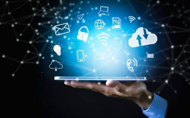 Arka planda iletişim ikonu uygulamalarını birbirine bağlayan işadamı hattı, iş adamının avucunda dünyanın görüntüsü. Medya teknolojileri, Bulut Hesaplama, Posta, akıllı telefon.