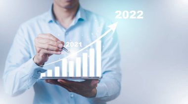 İş dünyasının kalem dokunuşu veri grafiği okunun diyagramı 2022 bütçeli hali, İşadamı okun ok grafiği çizelgesi 2021 'den 2022' ye kadar kurumsal büyüme yılı, başarı ve motivasyonun gelişimi.