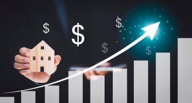 İşadamı, ahşap masa üzerindeki manken ve ok pazarından küçük ahşap ev modelini seçiyor, Emlak almayı planlıyor, en iyi finansal büyüme ve analizi seçmeyi planlıyor., 