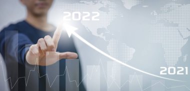 İş büyümesi veri tablosu okunun diyagramı 2022 bütçe, İşadamı okun grafiğini işaret ediyor. 2021 'den 2022' ye kadar kurumsal büyüme yılı, başarı ve motivasyon gelişimi..