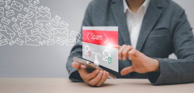 Dizüstü bilgisayarlı e-posta konsepti ve virüs bilgisayarı internet güvenlik konsepti, iş adamı dizüstü bilgisayarla elektronik posta okuyor. Ekranda konserve jambon, çöp kutusu ve e-pazarlama, Çöp Posta Uyarısı.