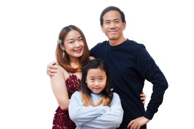 Asyalı bir aile kadını ve beyaz arka planda izole edilmiş gülümseyen ve eğlenen küçük bir kız çocuğu olan bir adam.