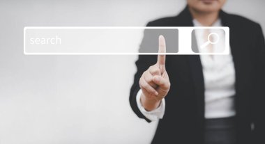 İş kadını bir bilgisayar dokunmatik ekranı veya boş arama çubuğu, internet ve teknoloji konsepti üzerinde internet arama sayfasına tıklıyor, kablosuz bağlantı için interneti analiz ediyor, arama motoru optimizasyonunu yapıyor.