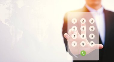 Sanal telefon tuşlarına basılı telefon tuşları, ekranda iş adamı tuşları, ekranda telefon numarası, akıllı telefonda parmak numarası, arama yapmak için arama yapmak, kapatmak,