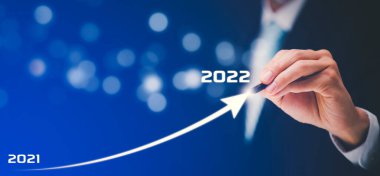 İş büyümesi veri tablosu okunun diyagramı 2022 bütçe, İşadamı okun grafiğini işaret ediyor. 2021 'den 2022' ye kadar kurumsal büyüme yılı, başarı ve motivasyon gelişimi..