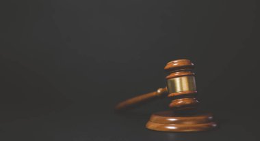 Tahta arka planda hukuk kitabı olan yaşlı tahta çekiç yargı ve adalet için kullanılır..