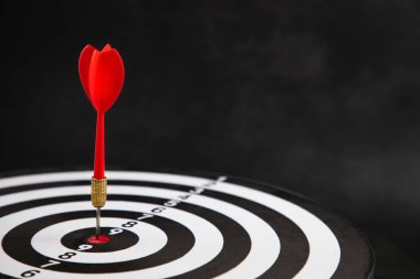Dart okunun hedefi tam 12 'den vurması, kırmızı dart okunun hedefin merkezine isabet etmesi, hedefin tam ortasına isabet etmesi, iş pazarında meydan okuma, hedef ve konsept olarak hedef alma..