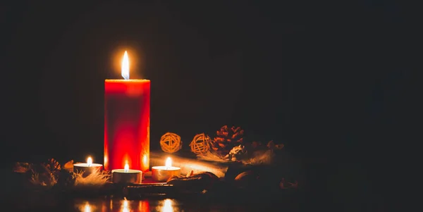 Vela Roja Con Fuego Contra Luces Desenfocadas Oscuridad Con Bokeh —  Fotos de Stock