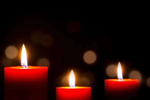 Rote Kerze Mit Feuer Gegen Defokussiertes Licht Der Dunkelheit Mit — Stockfoto