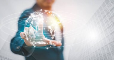 İşadamı, medya ekranı, Teknoloji İşletmeleri, yapay zeka teknolojisi, yenilik ve fütüristik grafik ekran ikonu olarak dünya ikonuna dokundu. konsept