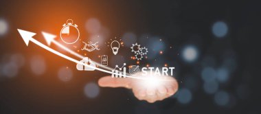 Dijital tabletten modern sanal arayüzde simge işi ve ağ bağlantısına sahip başlangıç konsepti. İşadamı Tablete Dokunuyor ve medya ekranının ekran simgesi, Teknoloji Süreç Sistemi 'nin grafik simgesine dokunuyor.