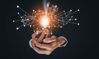 Ampulü çizgi ile tutan ve masada çalışan Adam, yaratıcılık ve yenilik başarının anahtarıdır. Enerji ve güçle yeni fikir ve yenilik kavramı, evde çalışma,