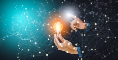 Ampulü çizgi ile tutan ve masada çalışan Adam, yaratıcılık ve yenilik başarının anahtarıdır. Enerji ve güçle yeni fikir ve yenilik kavramı, evde çalışma,