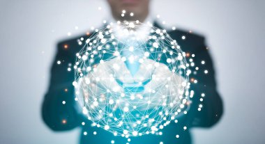 Uzaktan kumandayı kullanarak elektrikli aletler konseptini bağlayan iş adamı uzaktan bağlantı kanalını tutuyor ve uzaktan kumandadaki düğmeye basıyor. Uzaktan kumanda yakın planda.