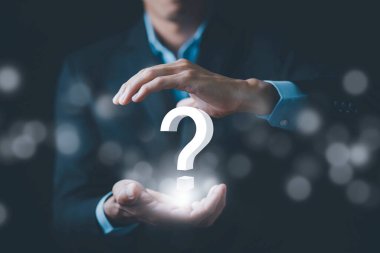 Online soru sor, İş adamı el ele tutuş arayüzü soru işaretleri işareti, soru işaretleri siyah arkaplan üzerine çizilmiş. Bir cevap arama kavramı, belirsizlik ve problem çözme.