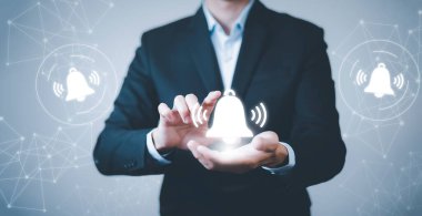 İşadamı düğmeye basmak için parmağına dokun. Akıllı telefon uygulaması ekranındaki uyarı çanı düğmesi kapat, Akıllı Telefon Ekranındaki Uygulama Bildirimi, Uzaktan çevrimiçi uyarılar, ev güvenliği sinyali.