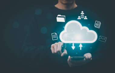 Cloud Computing Technology Internet Depolama Ağı Konsepti ve internet teknolojisi aracılığıyla büyük bir veri tabanı olan Cloud Computing Technology İnternet Depolama Ağı 'ndaki veri bilgilerine dokunan adam, Bulut Paylaşımı ve Yükleme