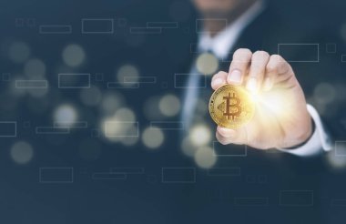 İşadamı Hand, Bitcoin 'i üstümüzde tutuyor. Dolarlar, Dijital Para ve Bitcoin Konsepti. Kripto altın para, borsa grafik geçmişi. Dijital para kavramı.