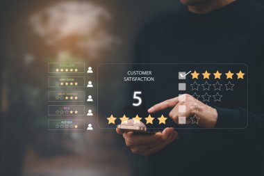 Müşteri memnuniyeti anket konsepti ile akıllı telefona dokunan adam, Kullanıcı internet başvurusunda hizmet deneyimi verdi, iş dünyasının sıralamasına öncülük eden hizmet.