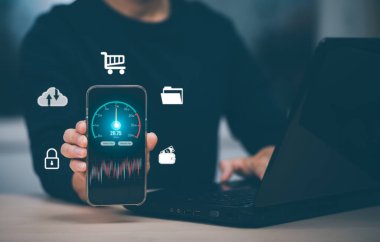 Metaverse teknolojisi konsepti ile hızlı internet bağlantısı, akıllı telefon ve internet hız ölçümünün sanal ekranı, internet ve teknoloji konsepti, 5G Hızlı İnternet konsepti