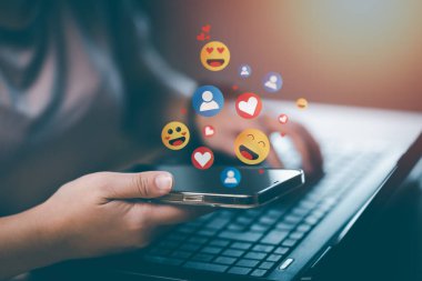 Akıllı telefon, sosyal medya ve dijital online konsept, sosyal medya ile akıllı telefon, tatilde yaşama ve sosyal medya oynama kavramı. Sosyal Mesafe