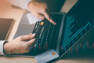 El ele tutuşma ve dizüstü bilgisayar kullanma. İş adamı ya da girişimci evde çalışıyor. Çevrimiçi alışveriş, e-ticaret, internet bankacılığı, harçlık, ev konseptinden çalışma. İnternet çevrimiçi bankacılık