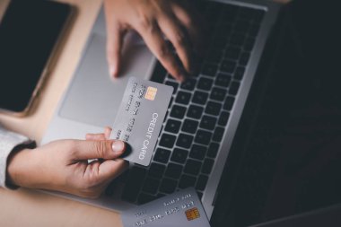 El ele tutuşma ve dizüstü bilgisayar kullanma. İş adamı ya da girişimci evde çalışıyor. Çevrimiçi alışveriş, e-ticaret, internet bankacılığı, harçlık, ev konseptinden çalışma. İnternet çevrimiçi bankacılık