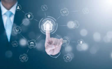 Sanal ekranda akıllı ev otomasyon asistanının dairesel fütüristik arayüzü ve bir kullanıcının ev düğmesine, dijital büyük veriye ve sanal teknolojiye dokunması,