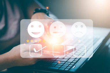 Mutlu ve mutsuz gülümseme yüz konsepti, müşteri hizmetleri ve memnuniyet konsepti, iş adamları mutlu gülümseme yüz ikonuna dokunarak hizmette tatmin olurlar, çok etkilenirler..