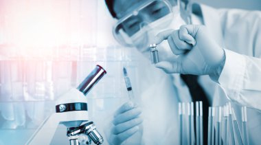 Steteskop taşıyan doktor veya bilim adamı COVID-19 aşısı, kızamık, koronavirüs aşısı salgın aşısı, aşı aşısı, virüs covid-19 korona virüsüne karşı mücadele kavramı