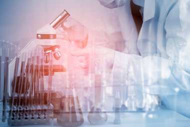 Virüs için mikroskopla çalışan biyokimya araştırmacısı Doktor Man, laboratuvar camlarında tasarım için kimyasal sıvı içeren deneysel sonuçların tarihçesini yazdı..