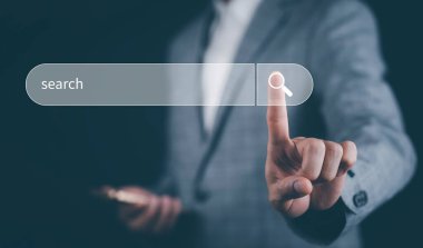 Boş arama çubuğu ile İnternet Veri Bilgileri taranıyor. Adamın elleri bilgi aramak için bir bilgisayar klavyesi kullanıyor. Web sitenizde Arama Konsolu kullanılıyor.