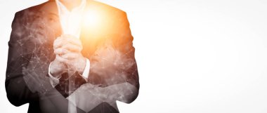 Çocuk ve kadın dua ederken ve beyaz arka planda el ele tutuşurken, inanç, maneviyat ve din için el ele tutuşurken, ibadet geçmişinde el kaldırırken,