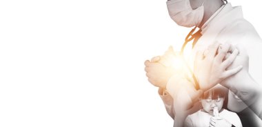 Doktor 'un çocuk ve kadın dua ederken, beyaz arka planda el ele tutuşurken, inanç, maneviyat ve din için el ele tutuşurken, tapınma geçmişinde el kaldırılırken çift pozlama.