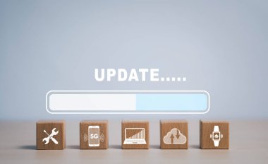Tahta blok küp Güncelleme Yazılım Programı Yükseltme İşletme Teknolojisi İnternet Sanal ekranda Güncelleme. İnternet ve teknoloji konsepti, çubuğu güncellemeyle yükleme.