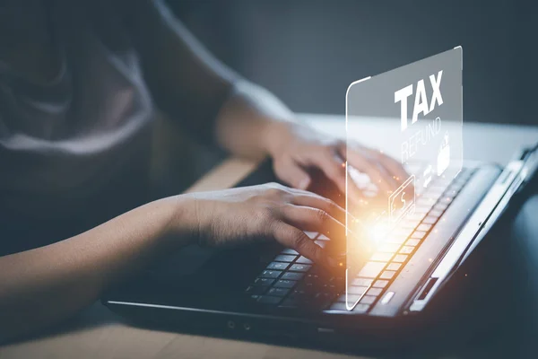 Hand Mit Tablet Mit Balken Tax Refund Und Steuerrückerstattung Steuergeschäft — Stockfoto