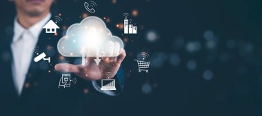 Cloud Computing Technology Internet Depolama Ağı Konsepti ve internet teknolojisi aracılığıyla büyük bir veri tabanı olan Cloud Computing Technology İnternet Depolama Ağı 'ndaki veri bilgilerine dokunan adam, Bulut Paylaşımı ve Yükleme
