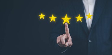 Derecelendirme kavramı. Beş yıldızlı teknolojiye dokunan iş adamı mavi arkaplan, memnuniyet kavramı, kalitesi ve hizmetlerin performansı hakkında mükemmel bir not veriyor. Web pankartı için alan kopyala.