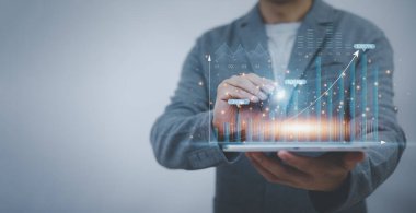 Finansal yatırım kavramına uygun iş adamı dokunmatik ekran çizgisi veya önx ticaret grafiği ve şamdan grafiği, iş fikri ve tüm sanat tasarımı tasarımları için ekonomik eğilimler.