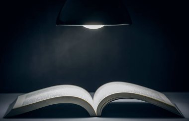 Kitap notları tarzı eskimiş arka plan, kitap okuma, bilgi ve yeni fikirler arama fikri, kitap incili.