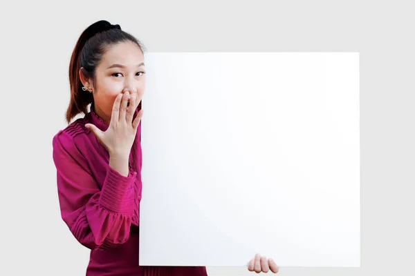 Business Glada Ung Asiat Håller Stor Vit Skylt Isolerat Porträtt — Stockfoto
