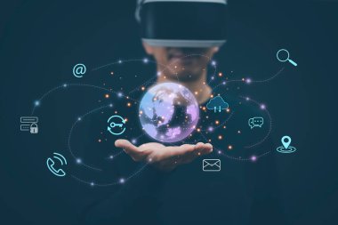 VR gözlük takan adam bir medya ekranı, web sitesi reklamı, e-posta, sosyal ağ, SEO, video, mobil uygulama) E-ticaret ve çevrimiçi alışveriş simgesinde sanal Global Internet bağlantısı kuruyor.
