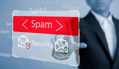 Dizüstü bilgisayarlı e-posta konsepti ve virüs bilgisayar izleme internet güvenliği konsepti, işadamının elektronik posta kutusuna konması, ekranda çöp kutusu ve e-pazarlaması, Spam E- posta uyarısı.