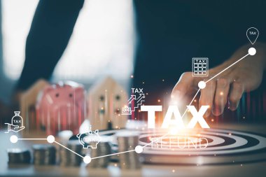 Vergi ödeme optimizasyon işletme finansmanı kavramı, teknoloji ekranı, gelir vergisi ve mülkü üzerinde hesap makinesi ve vergi simgesi kullanan adam, iş geçmişi, KDV gibi şahıslar ve şirketler