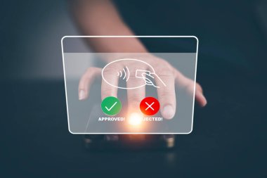 Çevrimiçi ödemeli akıllı telefon, Onaylanmış konsept ödeme düğmesi, kredi kartı ve ağ bağlantısı ikonu iş dünyasının sanal ekran geçmişi