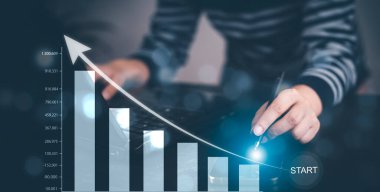 İnsan kalem dokunuşu Smartphone ok sanal ekran iş grafiği ile siyah arkaplan, satış veri analizi, modern teknoloji iş adamları parmak analitik diyagramı ile büyük veri