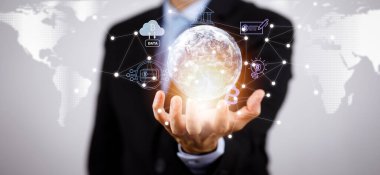 Simge iş kavramına sahip yeni metaevren, finansal ikonları olan sanal bir küreyi tutan iş adamı gelecekteki teknoloji, bitcoin hedefleri, çevrimiçi iletişim, bir medya ekranının grafik ekran simgesi, büyük veri