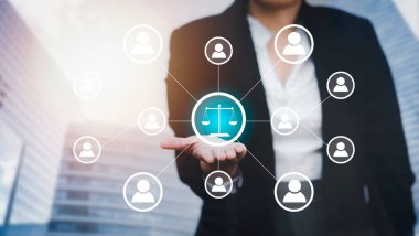 İş kadını grafiksel avukatlık hukuku hukuki iş konsepti internet teknolojisi, Emlak almayı planlama, emlak satın alma ve en iyi finansal yükümlülükler konseptini seçme
