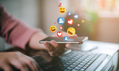 Akıllı telefon, sosyal medya ve dijital online konsept, sosyal medya ile akıllı telefon, tatilde yaşama ve sosyal medya oynama kavramı. Sosyal Mesafe