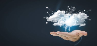Cloud Computing Technology Internet Depolama Ağı Konsepti ve internet teknolojisi aracılığıyla büyük bir veri tabanı olan Cloud Computing Technology İnternet Depolama Ağı 'ndaki veri bilgilerine dokunan adam, Bulut Paylaşımı ve Yükleme